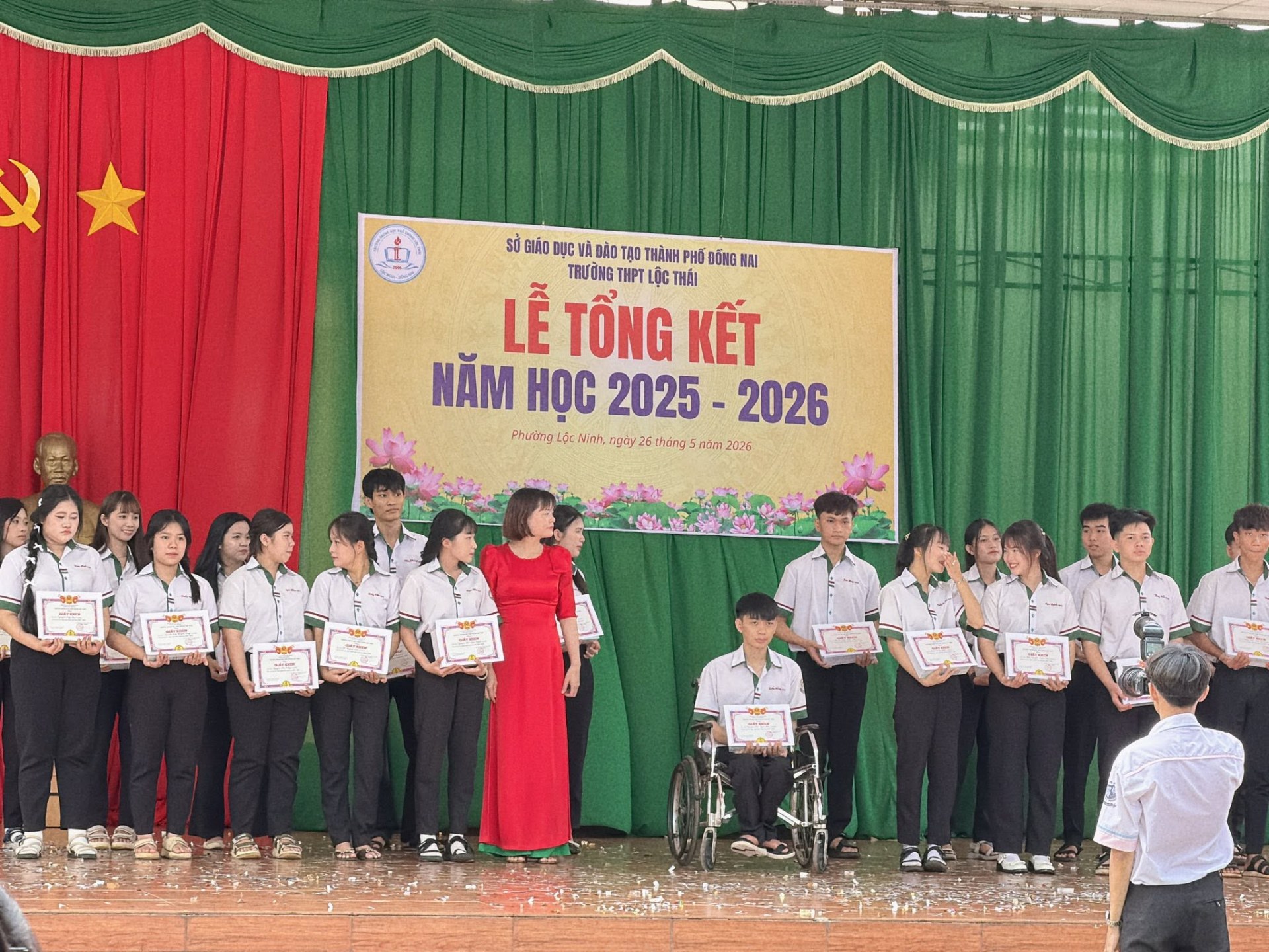 Chuẩn bị các phần quà yến sào sức khỏe phục vụ cộng đồng